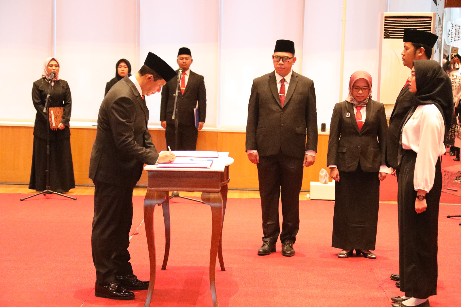 Kepala BNPB Letjen TNI Suharyanto menandatangani dokumen saat pelantikan Pejabat Administrator dan CPNS di Lingkungan BNPB di Graha BNPB, Jakarta pada Rabu (29/3)